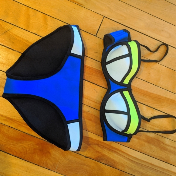 Bikini - Picture 1 of 1